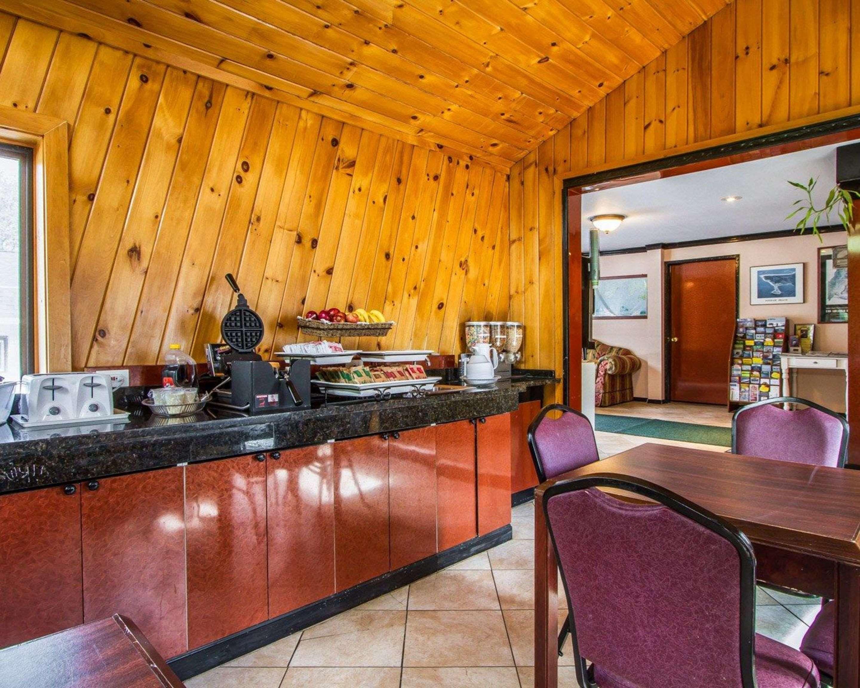 Rodeway Inn & Suites Brunswick Near Hwy 1 Экстерьер фото