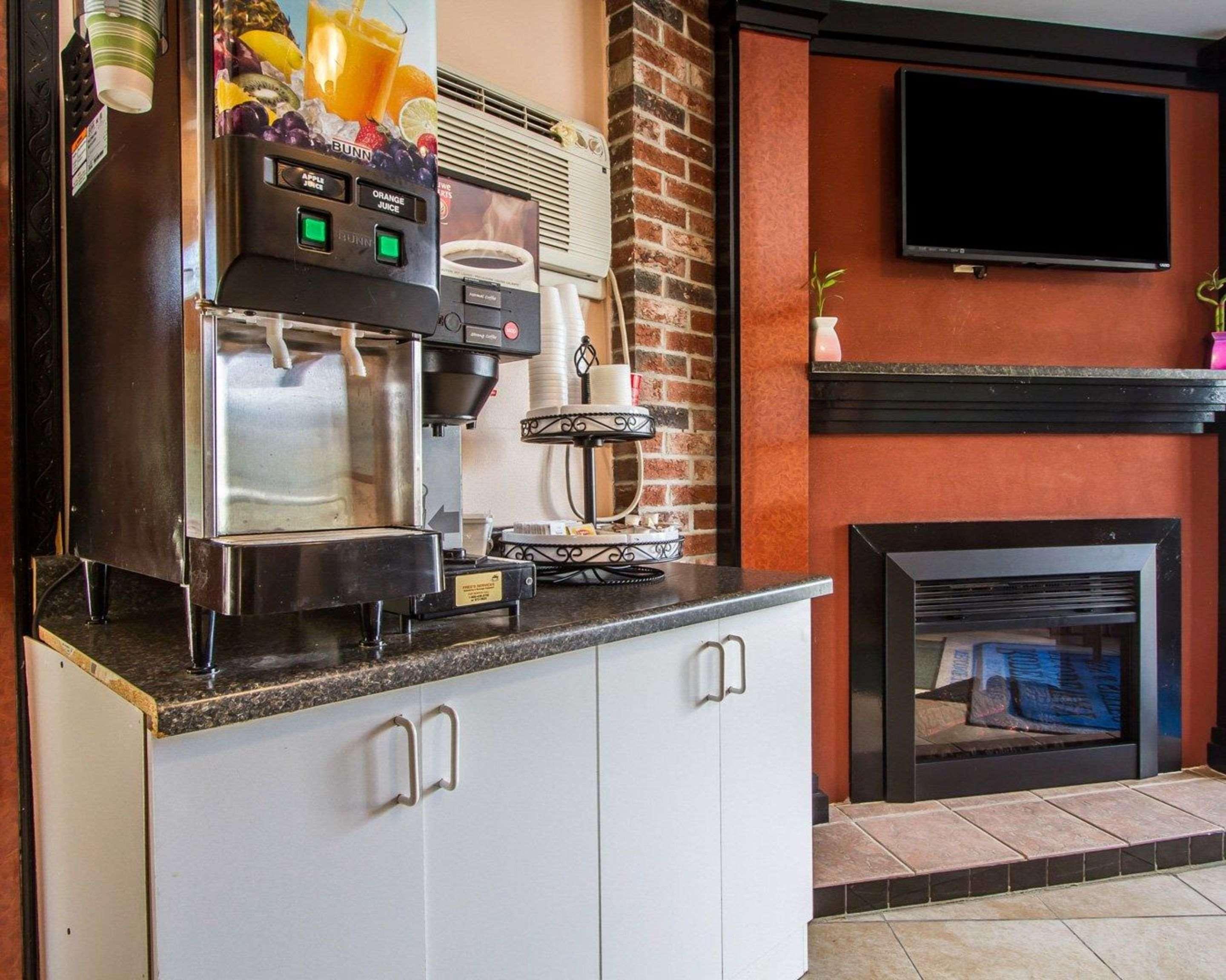 Rodeway Inn & Suites Brunswick Near Hwy 1 Экстерьер фото