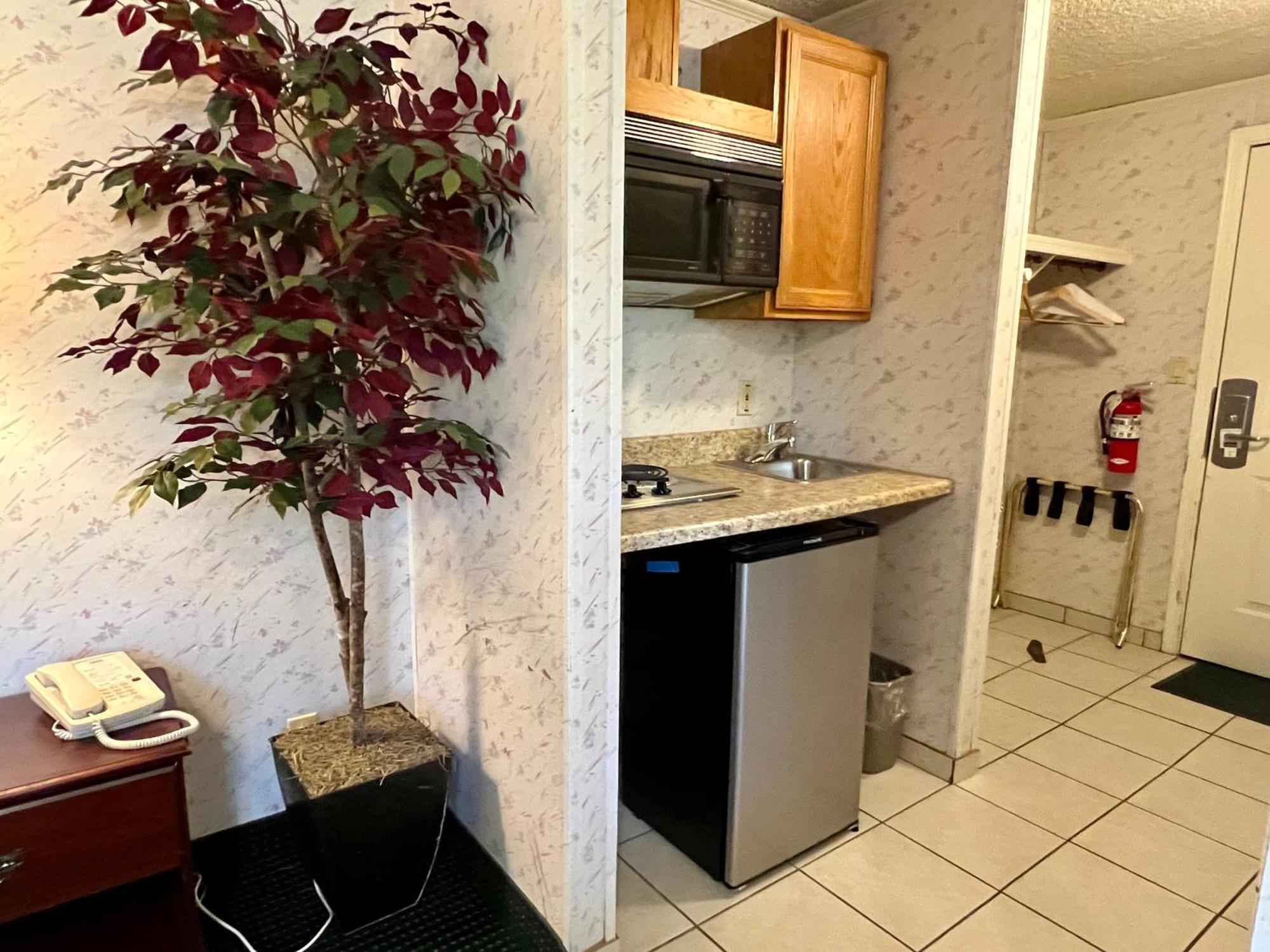 Rodeway Inn & Suites Brunswick Near Hwy 1 Экстерьер фото