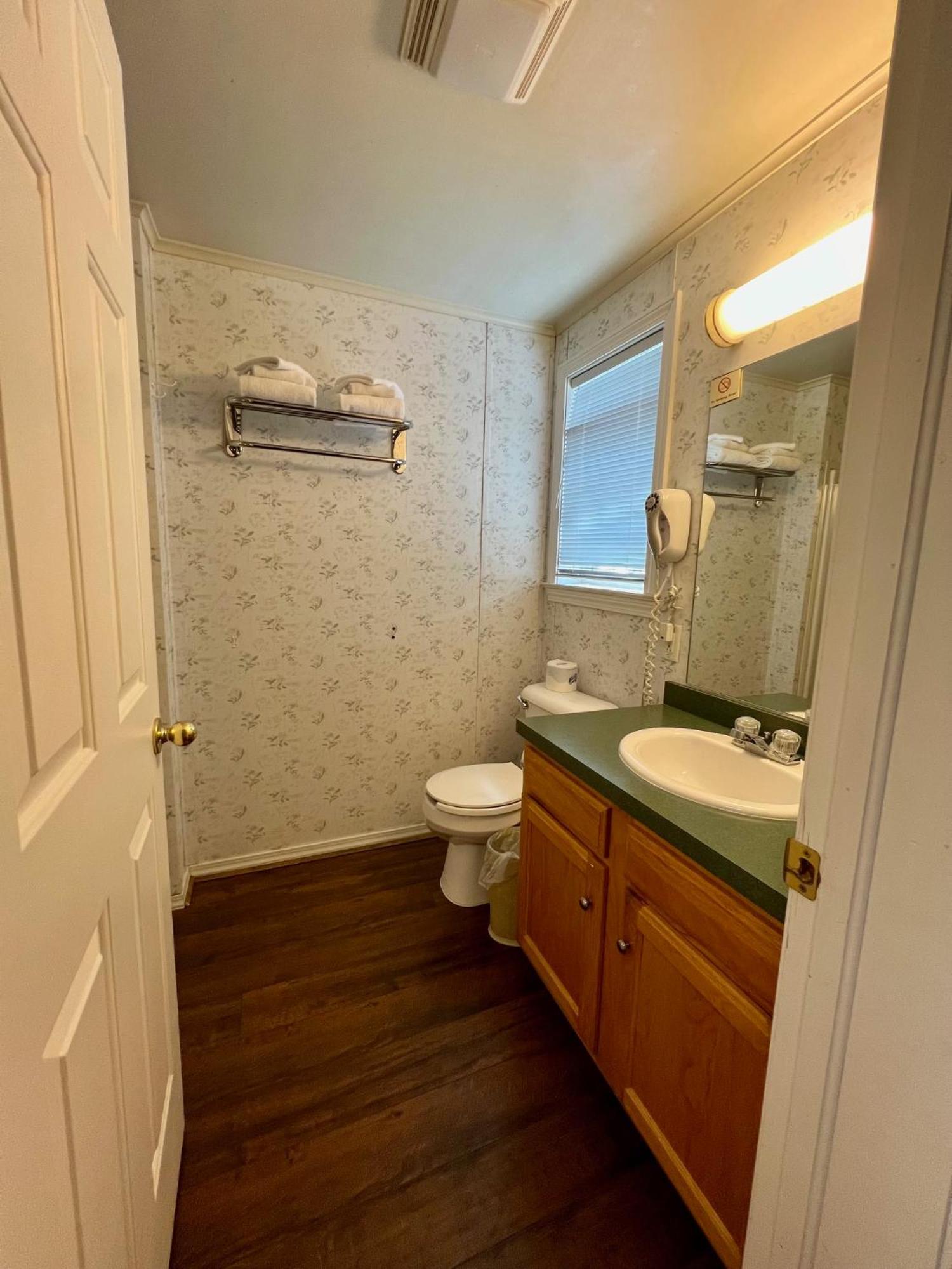 Rodeway Inn & Suites Brunswick Near Hwy 1 Экстерьер фото